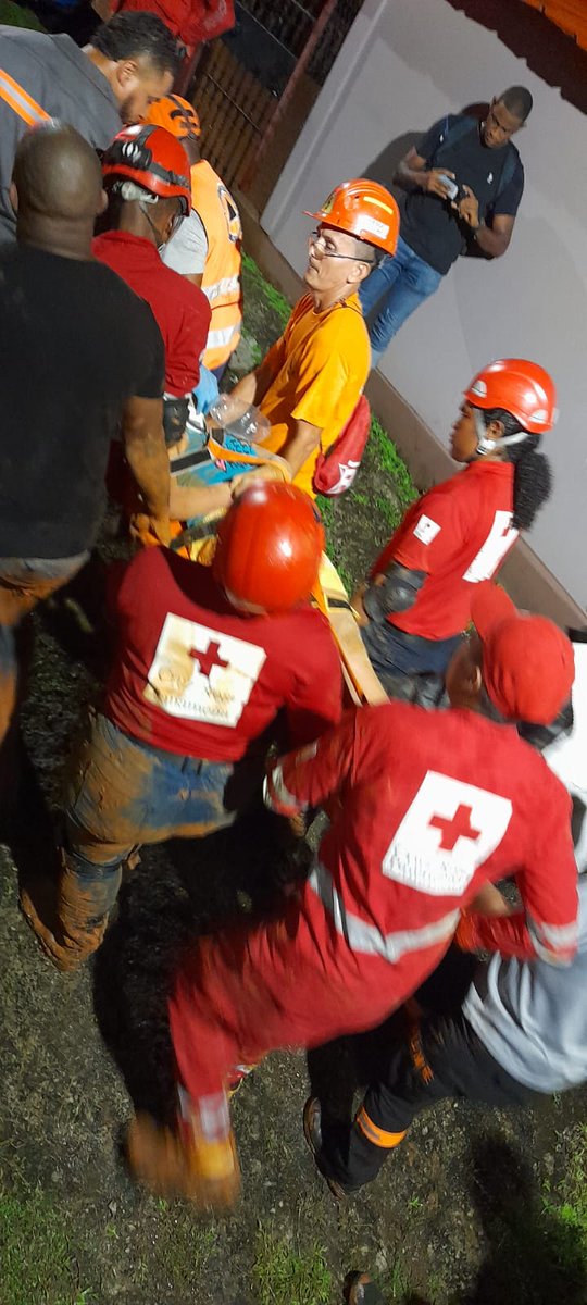 #Colón | El comité de Colón, Cuerpo de Socorristas, en conjunto con SINAPROC asistieron rescate y evacuación de una víctima producto de un deslizamiento en Villa los Angeles, Colón.
#Cuerpodesocorristas #Rescate #Voluntarios