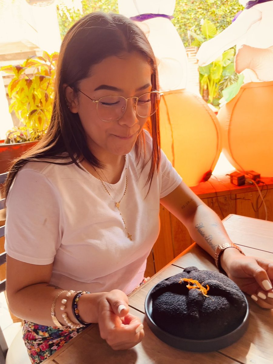 Linna_DL's tweet photo. Con date de amor entre Chilote, pan de muerto con ceniza de Totomoxtle y tú sacándome esa sonrisa.✨🤍 https://t.co/R6a0UDG88h