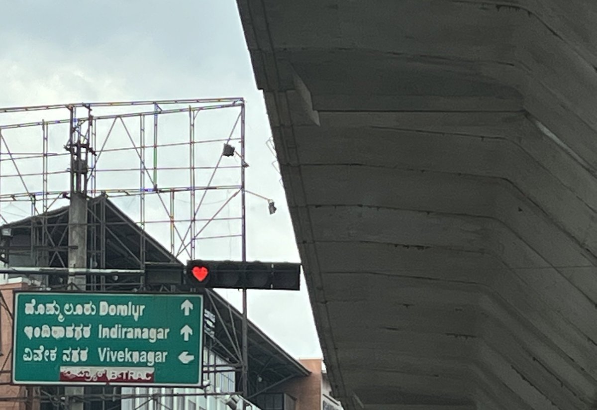 shrex's tweet image. L❤️VE the Bangalore traffic ! ? 😬❤️#bangalore #bengalurutraffic #Bengaluru #Traffic not sure that’s due to faulty LEDs or they made it like that.