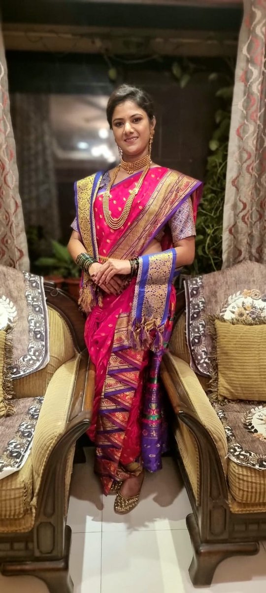 PremaaPatil's tweet photo. कपाळी टिकली, नथ आहे नाकी, गळी शोभते सोनेरी सर अन नाजुकशी ठुशी,
नाकी डोळी रेखीव जणू घडवली मूर्ती, साडीतच शोभते खरी मराठी मुलगी.
#navvari #navvarisaree #saree #sareelove #sareedivas #sareesofinstagram #sareeblogger #marathilook #sareedraping #sareelovers #marathimulgi #sari https://t.co/qAMrf2Hw7m