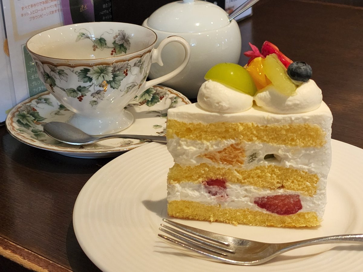 itotmitot1043's tweet photo. 今日のランチはブラウンビーンズ☕
いつものキッシュランチに+150円でお化けかぼちゃのキッシュに変更できる‹‹\(´ω` )/››~♪かぼちゃの甘みとキッシュの塩味が合う！皮までさらには頭まで食べれる🎃
食後のケーキはフルーツケーキにした🍰大満足ヽ(*´∀｀)ﾉ♪
#BrownBeans　#mihoランチ https://t.co/b0rwnB3AUB