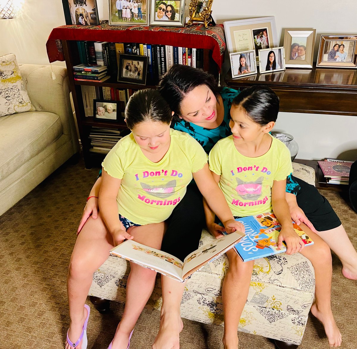 SenatorLuz's tweet photo. Fun challenge #UtahReads 😀 thank you @UELMA_Utah
Sol and Cielo picked great books 📚
- “Rosie Revere Engineer”
- “A Song of Frutas”
#Reading @UTSenateDems @utahsenate https://t.co/9lPaUd1AM8