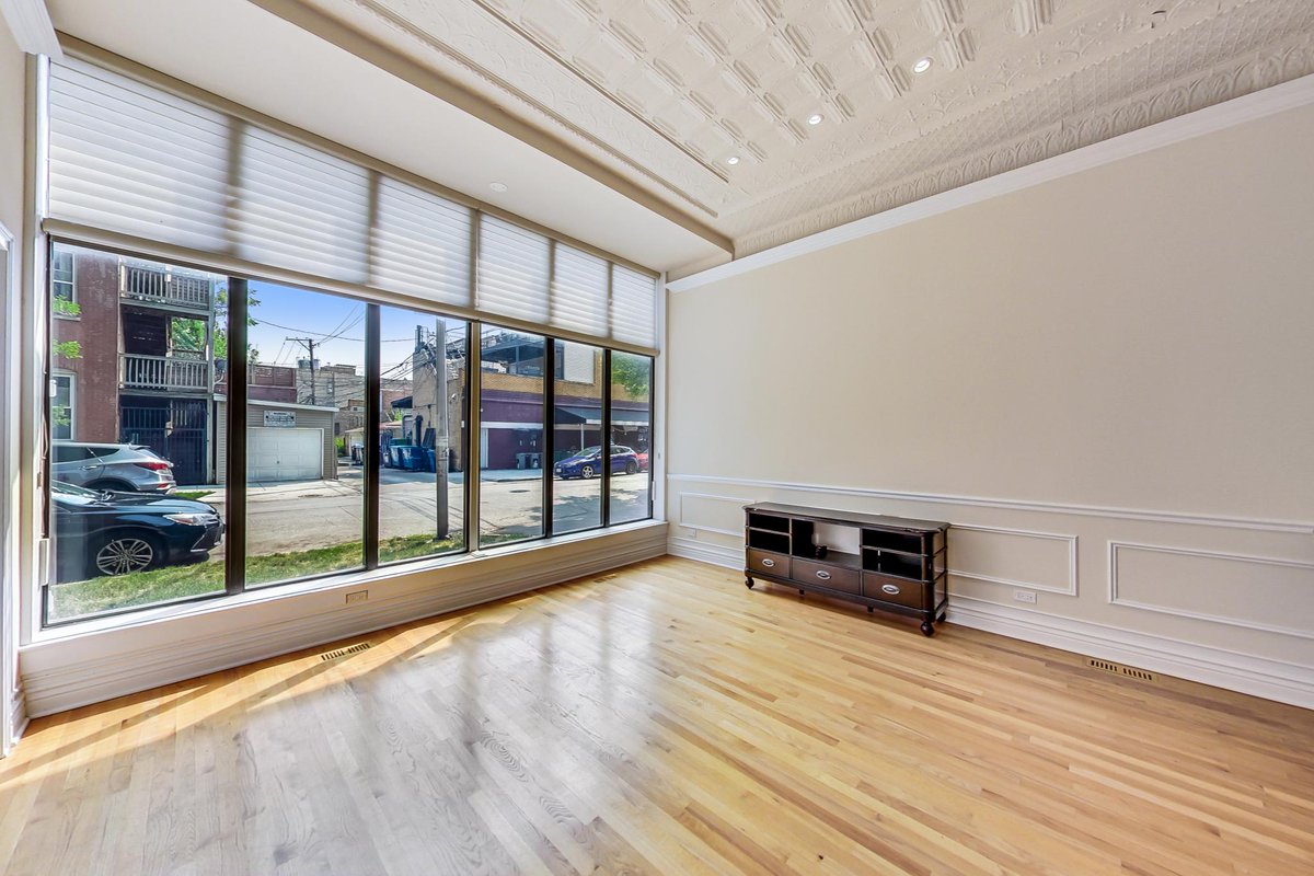 HomePartner's tweet image. BUCKTOWN: 😍 SAT 11am-1pm &amp;amp; SUN 12pm-2pm 😍 Condo Quality 3 Flat w/Owner's Unit. Each unit has in unit laundry, central heating and cooling, sought after finishes, and parking.  Don't miss out! DM for more info.  mailchi.mp/chicagohomepar…