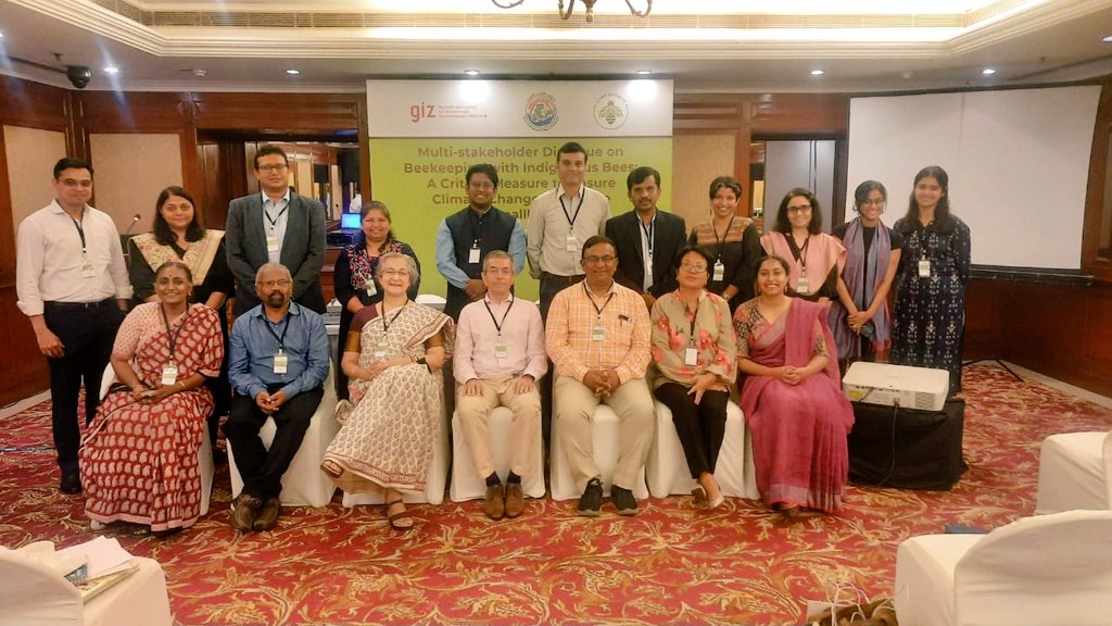 vinita_gowda's tweet photo. Going local, going indigenous, and understanding our biodiversity better...
May be we start decolonizing our #beeWorld as well?! 🤔
@sujana_kr @SocietyUtmt @NationlBeeBoard @somanathan_hema @TrEE_Lab @saaaakeeeet @sukhrajkaur_13 @HemantBishtt https://t.co/yI482GdJYR