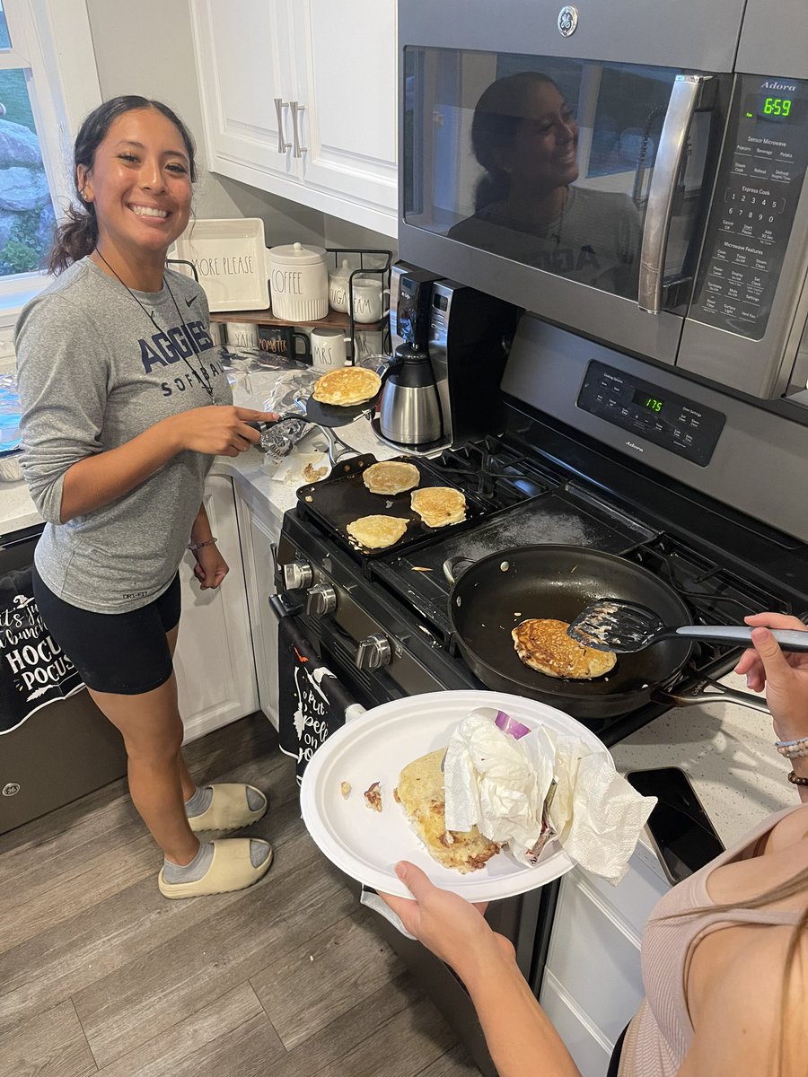 TSODDanceDad's tweet photo. Claudia &amp; Claire on the pancakes, Nya with the mini avocado toast and eating! https://t.co/MyyWqq7kQN