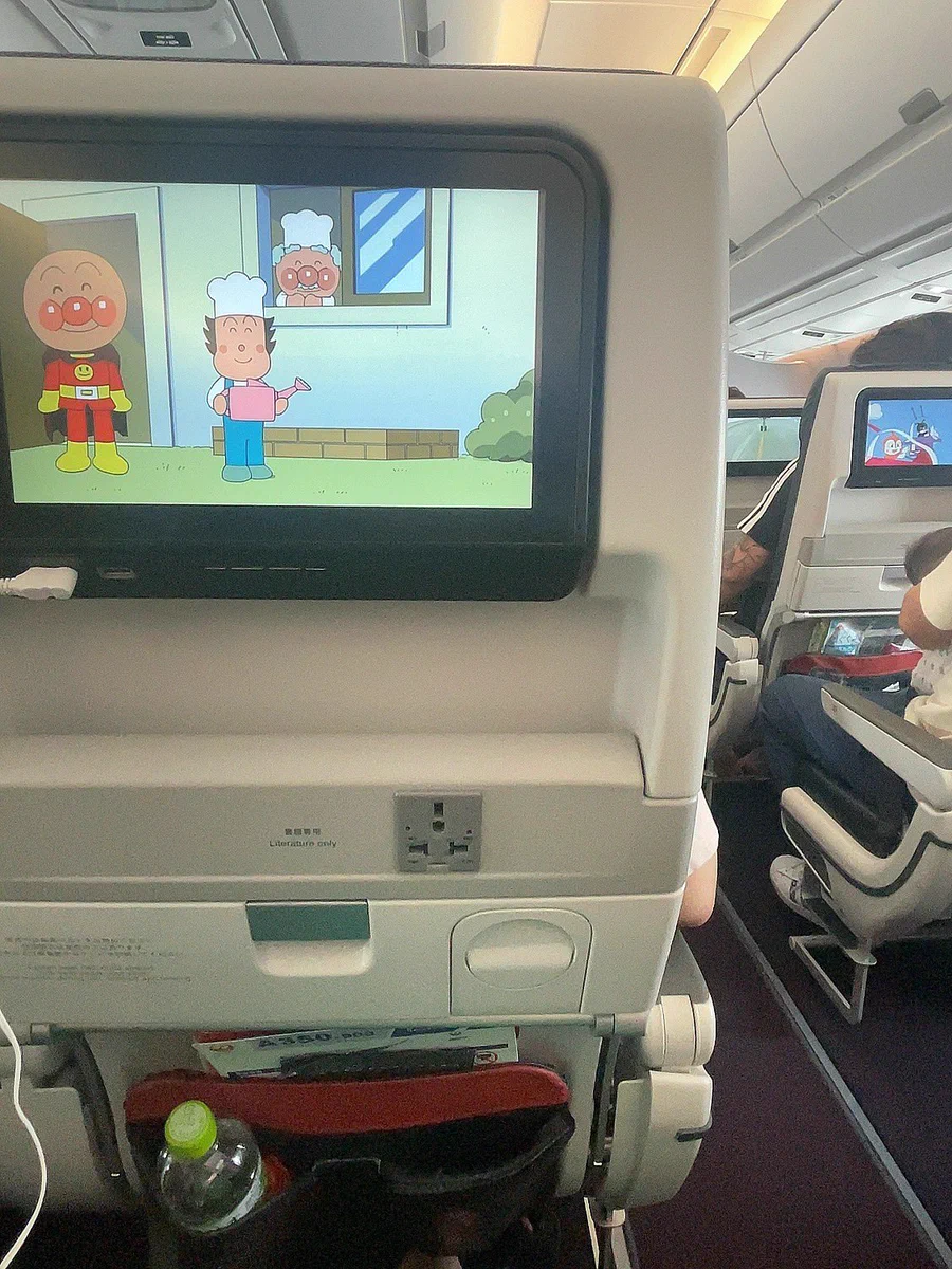 機内でアンパンマンを見ていたら…右前の席からネタバレしてしまうw