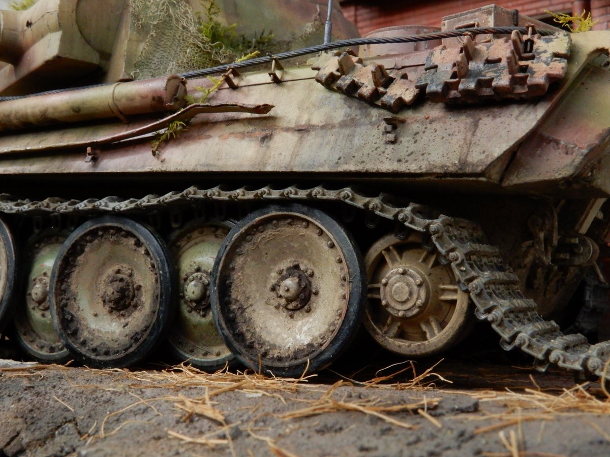 Yoshi84525254's tweet image. 【PantherG 進捗13】

今日は久々にPantherGの下周りを汚して楽しんでおります😇😇😇
2枚目は、削れた転輪の縁をストロボで光らせてみました
🤣💦
#タミヤ　#パンター　#PantherG #戦車模型