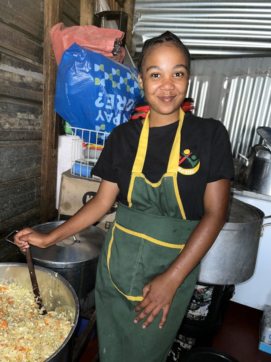 Mpho_Mmasechaba's tweet photo. Woke up so early in the morning to come prepare a meal for our brothers and sisters on the streets 👏🏽, we will be driving around to give lunch to the homeless people this morning. I woke up with a grateful heart because man I love helping those in need 😭🙏 https://t.co/8SpZ0i4SBK