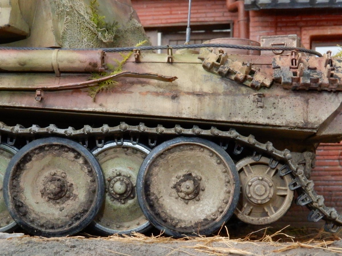 Yoshi84525254's tweet image. 【PantherG 進捗13】

今日は久々にPantherGの下周りを汚して楽しんでおります😇😇😇
2枚目は、削れた転輪の縁をストロボで光らせてみました
🤣💦
#タミヤ　#パンター　#PantherG #戦車模型