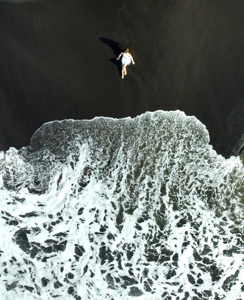 PrincessFangy's tweet photo. Masceti Black Sand Beach หาดทรายดำ บาหลี
อีกหนึ่งสถานที่ที่ถ่ายรูปออกมาแล้วว้าวมากค่ะ ความเก๋ของที่นี่คือ ทรายที่มีสีดำสนิท เกิดจากแร่ธาตุของภูเขาไฟที่ระเบิดในทะเล หรือพื้นที่ใกล้เคียง แล้วกลายเป็นหาดทรายสีดำเข้มแบบนี้เกิดขึ้น เป็นอีกแลนด์มาร์คที่ถ่ายรูปสวยจริงๆค่ะ
#reviewbali https://t.co/1U4YQ8YiNe