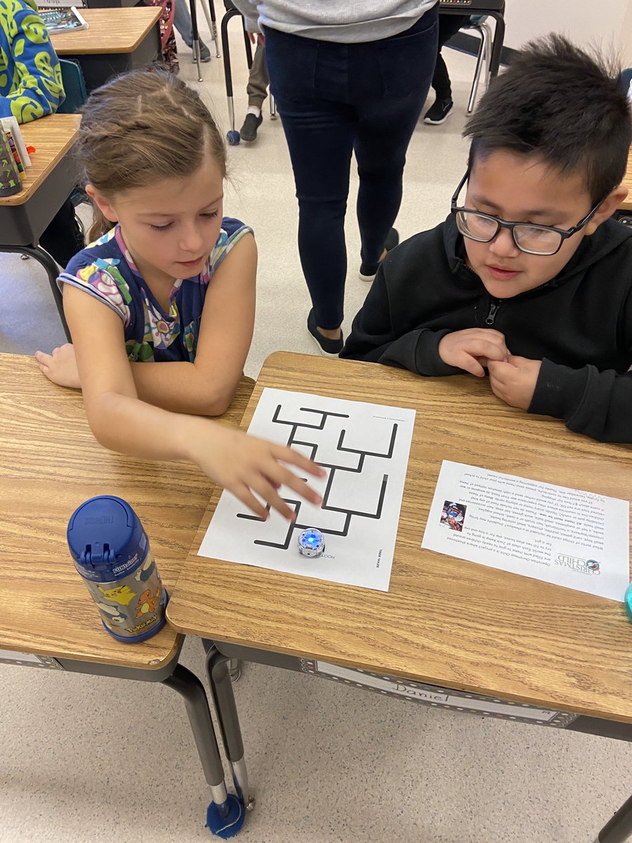 TechLPSD's tweet image. A quick intro to @Ozobot’s and these grade 4’s from @beargrade4 class in @JackKempSchool were off and running. Just like the Ozobots!