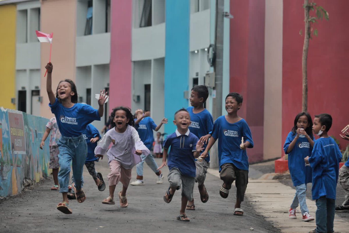 Alhamdulillah, ujian lima bulan lalu, menjadi pengantar untuk mendapat hunian yg lebih baik bagi warga Kampung Gembrong.

#KampungGembiraGembrong menjadi bukti kita bisa menata kampung di kawasan urban yg indah, modern, dan ramah lingkungan.

#JakartaKotaGlobal
#BaznasBazisDKI