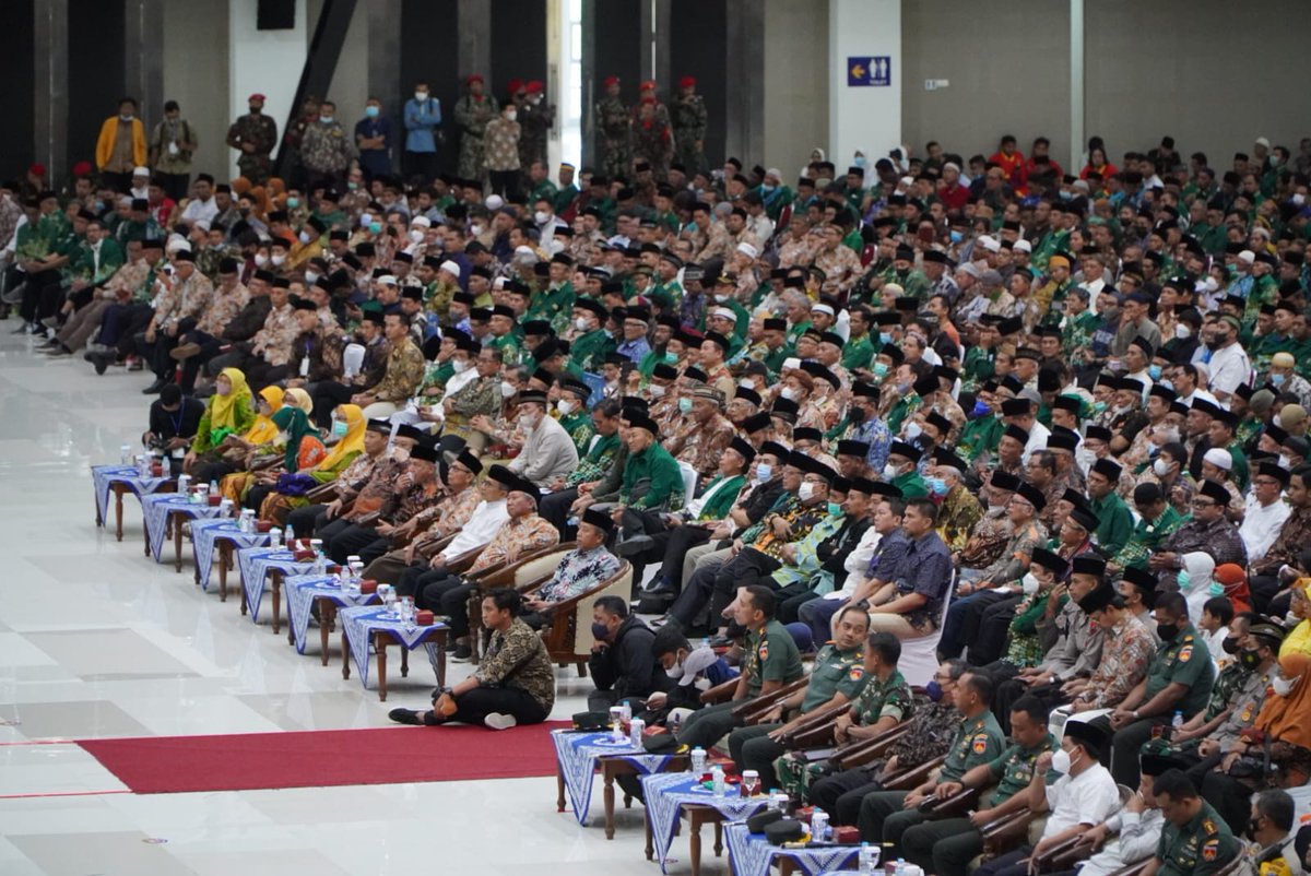 Hadir di acara Tabligh Akbar, Ketua PP Muhammadiyah, Dadang Kahmad menyampaikan gelaran Muktamar bukan hanya ajang pertemuan dari dari rindu warga Persyarikatan Muhammadiyah, tapi sekaligus sebagai ajang pengingat dalam urusan-urusan keagamaan.

#Muktamar48 #Muktamar2022