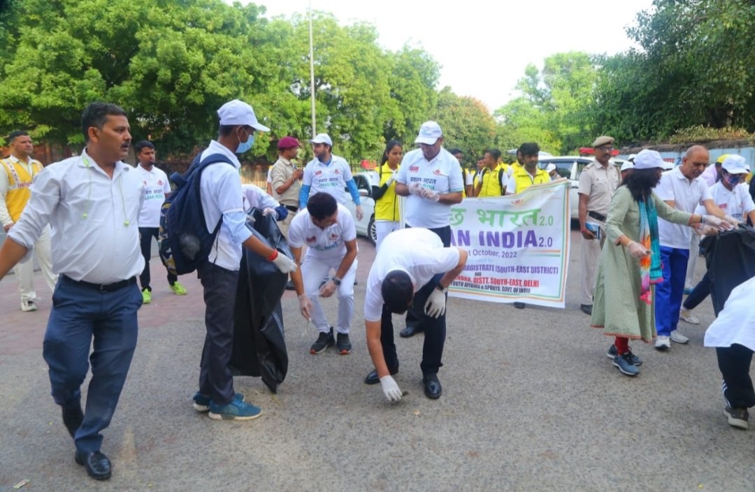 StateNyksDelhi's tweet photo. आदरणीय सचिव महोदय के नेतृत्व में पुराना किला पर स्वच्छता अभियान चलाया गया। कार्यक्रम में संयुक्त सचिव, युवा कार्यक्रम, क्षेत्रीय निदेशक  व जिलाधिकारी दक्षिण पश्चिम के साथ अन्य अधिकारी व स्वयंसेवी उपस्थित रहे।
#SwachhBharat2022 
@Nyksindia @ianuragthakur @sanjayjavin @NITKM2021 https://t.co/OWqrTmSRpt