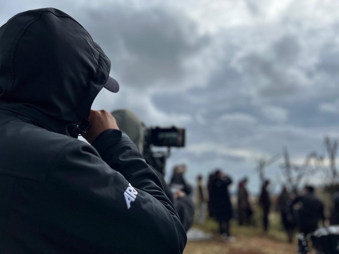 jg_k_drama_417's tweet photo. from You Seok-moon, lighting director for Arthdal Chronicles 2 

[trans]
The 21st shoot for Arthdal 2. We’re having bad weather on Jeju-do😭 Hang in there for the remaining shoots🔥🔥 #ArthdalChroniclesSeason2 #Arthdal2 #coldandhot #pleasestopthewind 

🔗 https://t.co/Fjl7YppCBI https://t.co/1mv73KFkYA