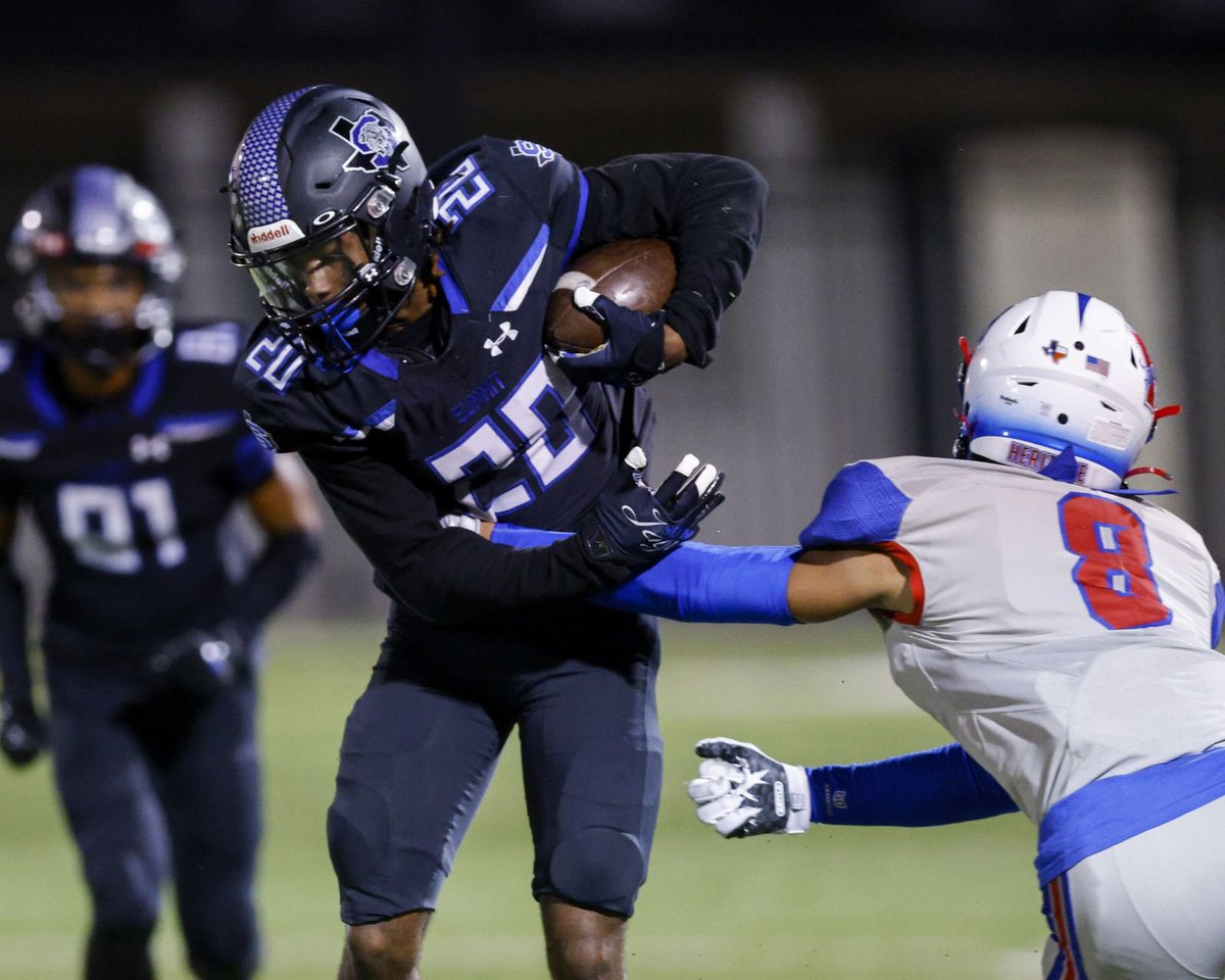 SportsDayHS's tweet photo. Midlothian Heritage's big night earned them a share of the  District 5-5A Division II lead.

See photos: https://t.co/A1Euxjd1rH 📸
Full story: https://t.co/qcSSceM8cG ✍️

#txhsfb https://t.co/6RTlOB9XJV