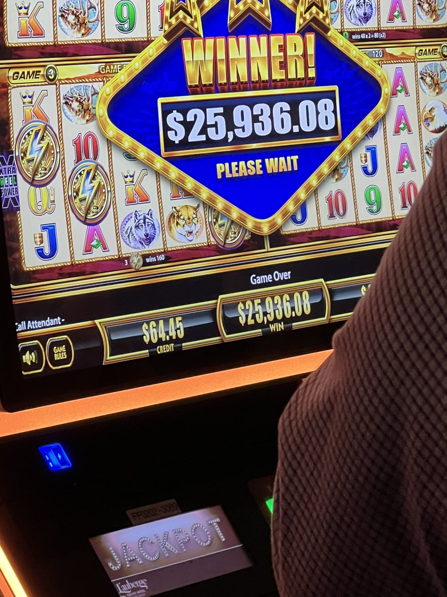 Mama__Juicy's tweet photo. Just watched a guy win $26k..he put $200 in the machine and was down to his last free spin..and an hr ago his wife won $8,700..BRUHH!!😳 https://t.co/8raiB4IdBb