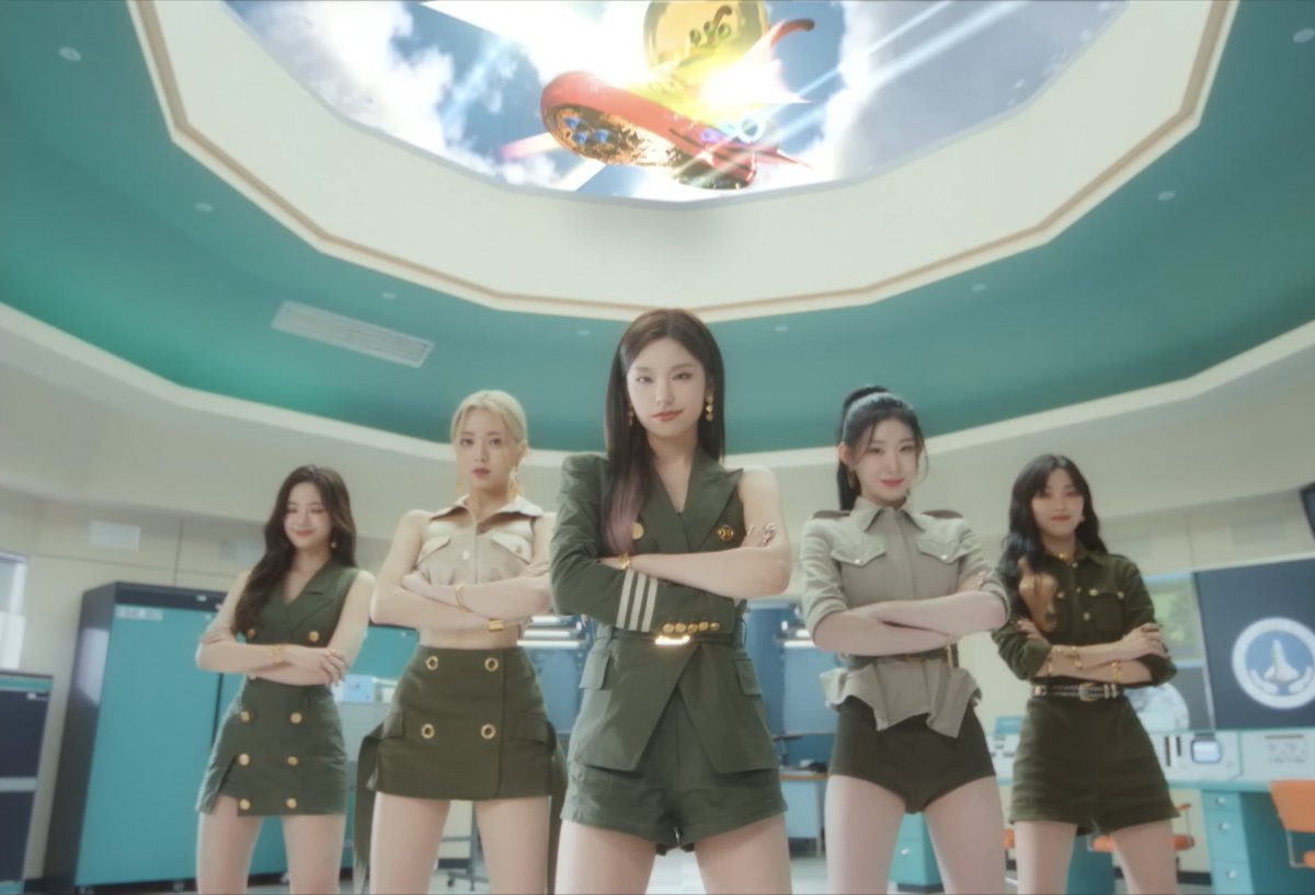 thinkskzitzy's tweet photo. trying to connect the dots on why in both recent mvs skzitzy got like an employed side with uniforms and then a colorful bright mischievous side with little friends helping them (the aliens at the end of sneakers then pipi the heart and her little friends) https://t.co/KFNep3iimY
