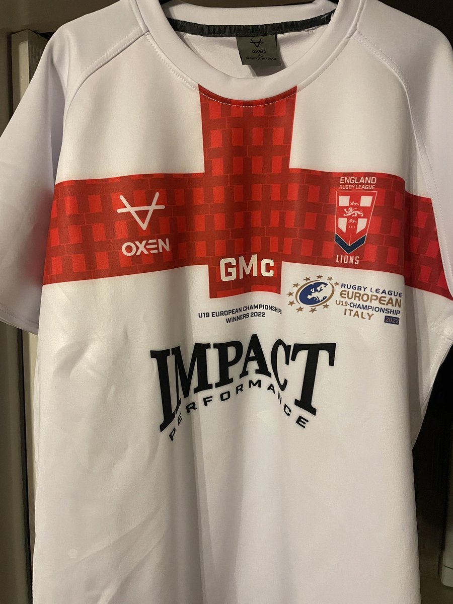 Thank you to the <a href="/lions_rl/">England Community Lions RL</a> for the England Jersey. One that will take pride of place in our home. A special shirt with GMc at the heart in memory of Gary McMahon. 
A special man, and a special group of players and staff ❤️🏴󠁧󠁢󠁥󠁮󠁧󠁿
<a href="/England_RL/">England Rugby League</a>  <a href="/TheRFL/">Rugby Football League</a>