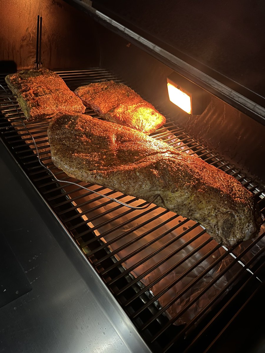 Hell4DeathMetal's tweet photo. Pops in town this weekend so we 💨 Smokey da meet… Angus Brisket and Beef Short Ribs to the dome bam 💥 🔥🤘🤘 https://t.co/pn8DiHRQbj