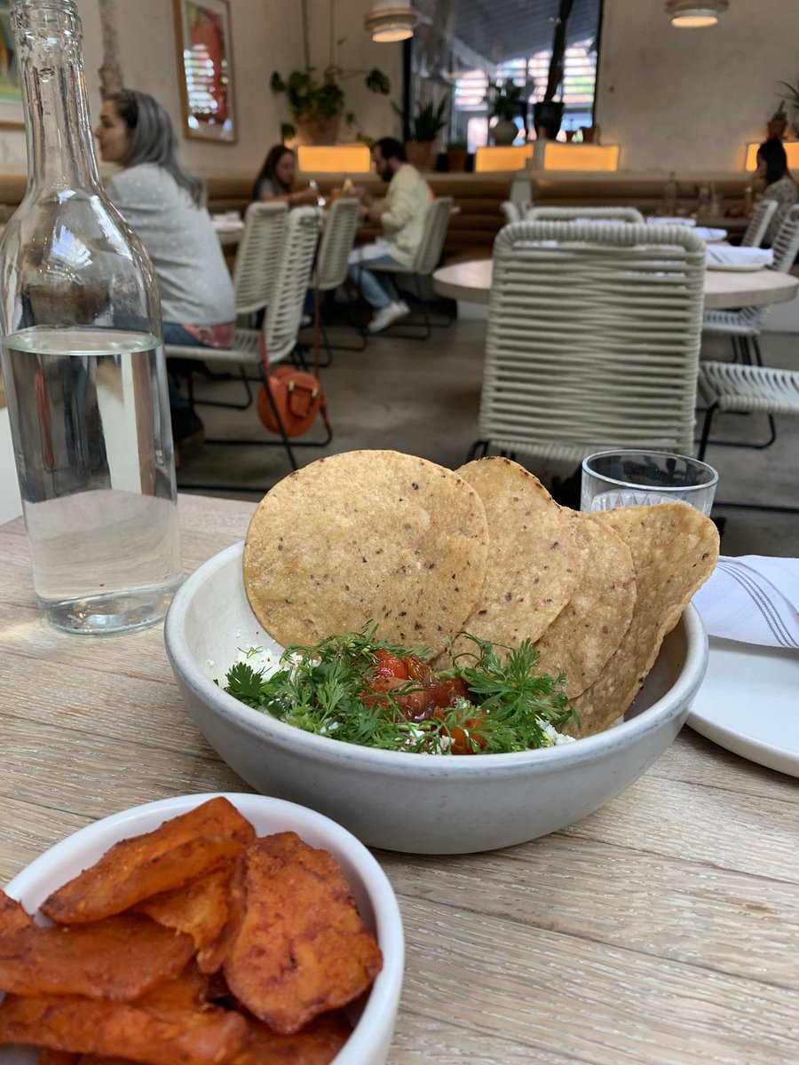 djnaominyc's tweet photo. 今番組で話したブルックリンのミシュラン⭐️オショモコの料理です。タコスにはチチャロンという豚皮のフライが粉状になってふりかけられていました。グゥアカモレにはスモークしたトマトが!激うまでした。前菜のドライチリマンゴー!広尾に支店あり✨
#ミシュラン https://t.co/2Ye91aVp8H