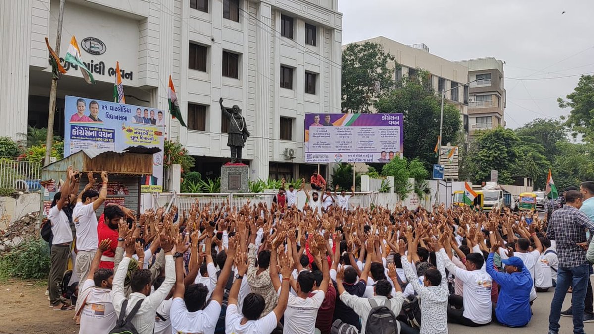Ratan68339275's tweet photo. राजस्थान में #बेरोजगारी से कांग्रेस की मुश्किल गुजरात म
राजस्थान के बेरोजगारो ने अहमदाबाद में कांग्रेस दफ्तर का किया
गहलोत सरकार से भर्तियो को लेकर पुराने वादे समझौते पूरे करने की मांग... #techanical helper bharti
#सत्याग्रह
@TheUpenYadav @ashokgehlot51 https://t.co/p2TgLhQMUG
