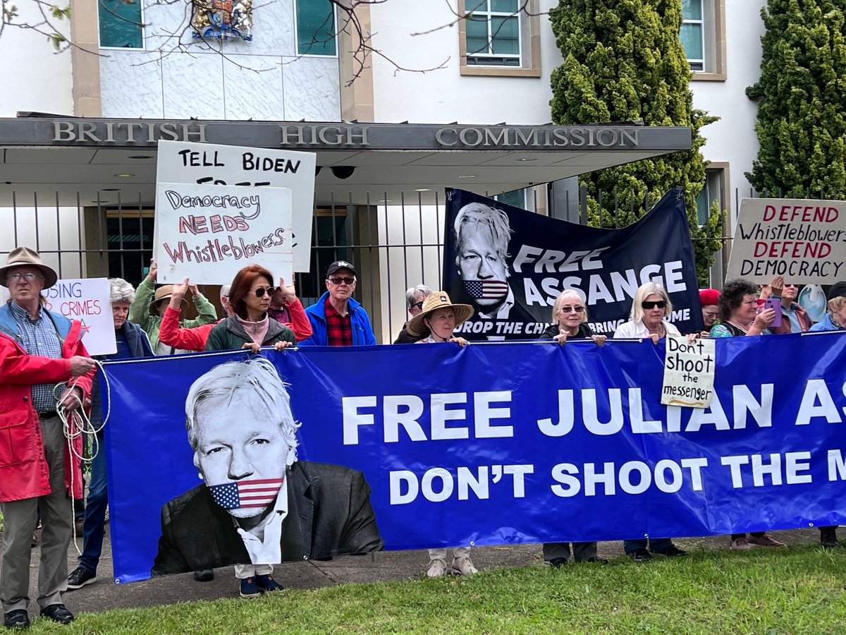 Protest outside the British High Commission today in Canberra for the International Day of Action for #Assange. The British government must refuse to extradite him. It’s a blatant political prosecution.