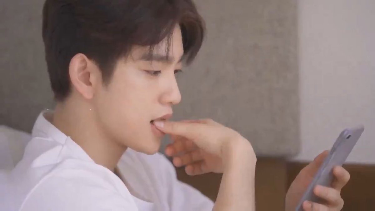 everlovejy's tweet photo. he bites https://t.co/9qRckTF1O4