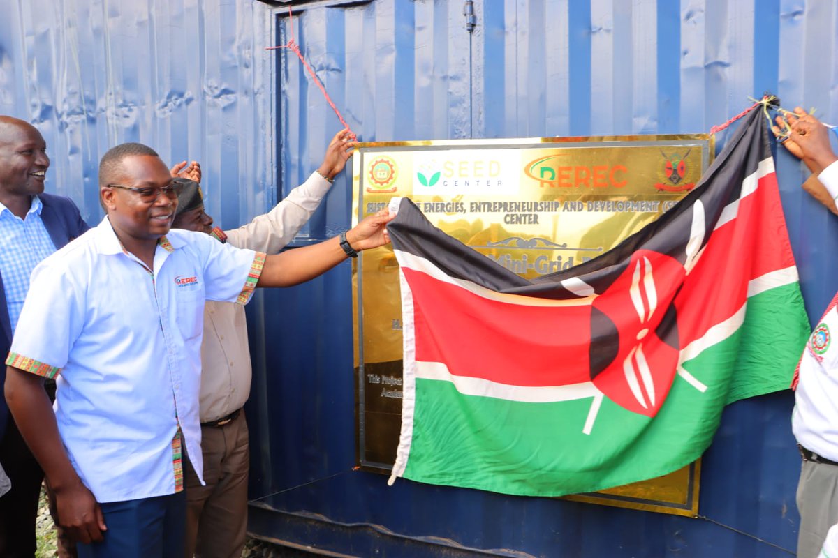 RERECMashinani's tweet photo. The 12 KW solar mini-grid project will light up small businesses and homes within the center. The project aims to fulfill REREC's mandate to develop and promote renewable energy technologies in the rural areas of Kenya.
#renewableenergy #cleanenergy #solarminigrid https://t.co/tVnwXvr7sl