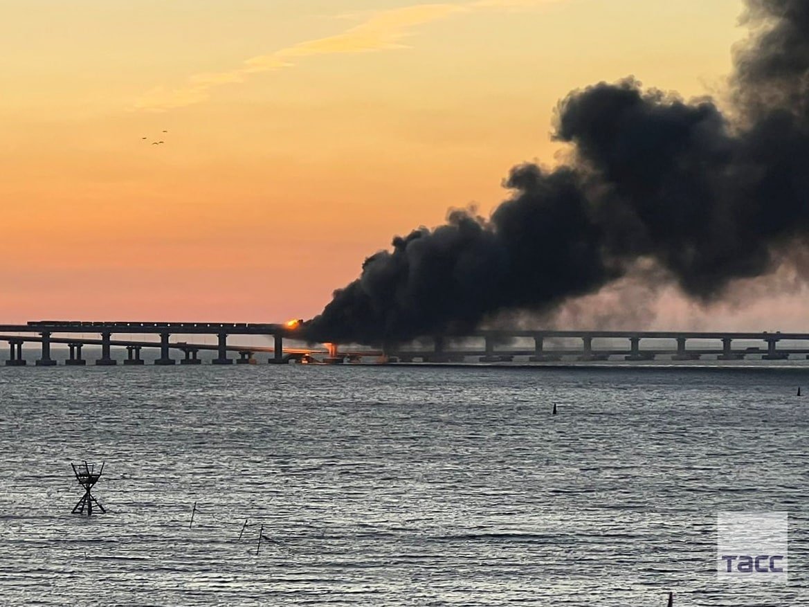 Τεράστια έκρηξη στη στρατηγικής σημασίας γέφυρα στο Στενό του Κερτς που συνδέει Κριμαία-Ρωσία