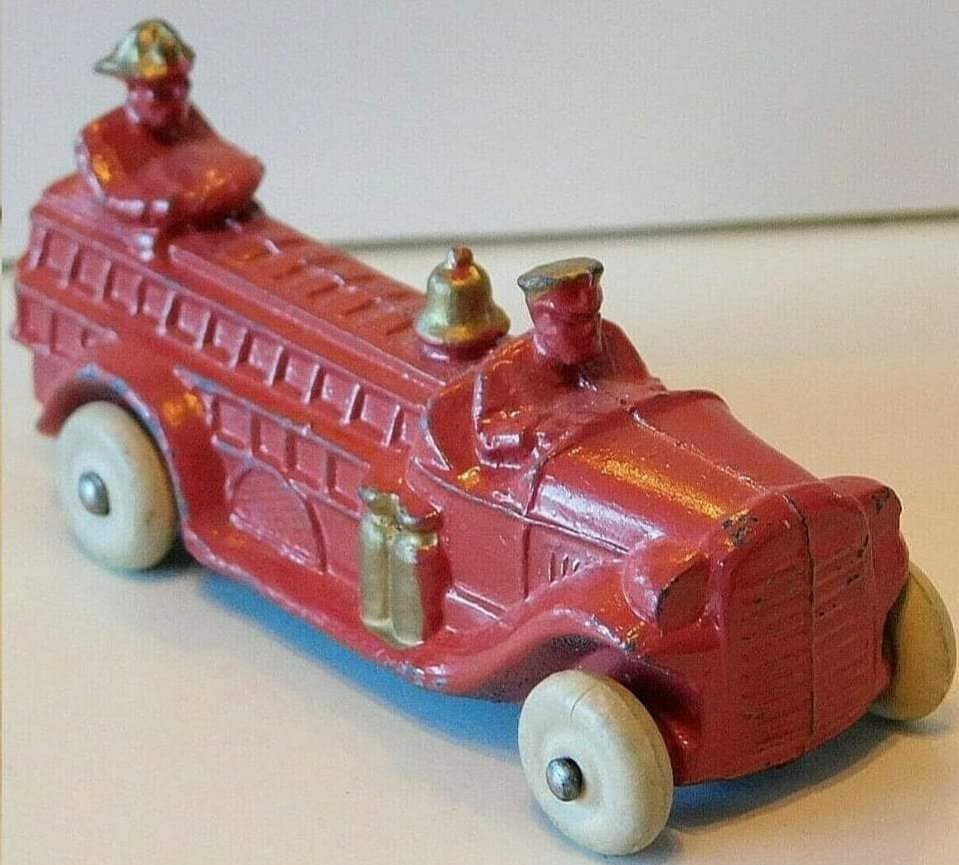 AlanBrody7's tweet photo. @LoriGreiner

 1930's Barclay Manufacturing Co. 
Prewar Hook &amp; Ladder Fire Truck 
W/ Rubber Wheels &amp; Metal Axles 
Manufactured In Hoboken, NJ USA https://t.co/EXTFyRZFhF