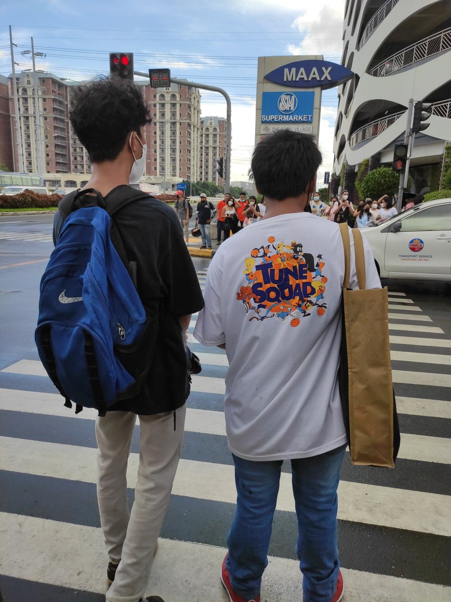 jksflavoredair's tweet photo. don't buy merch from them guys. katabi namin to sumilong near the pilahan ng VIP tapos sinabihan nilang s*pot yung svt. ang kapal ng mukha, as in. again, DON'T BUY FROM THEM 

#BeTSinMANILA #BETHESUNinMNL https://t.co/yeaBDioqjX