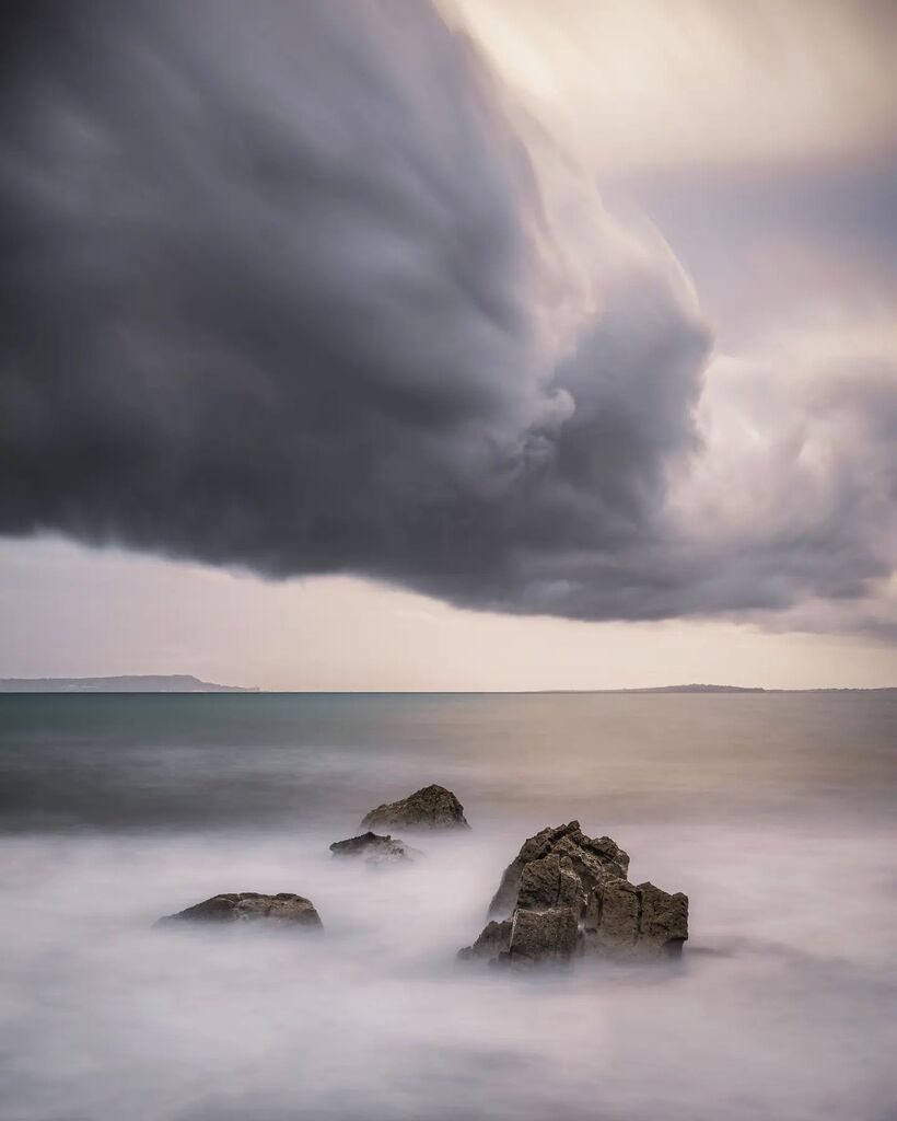 South coast seascape season is upon us, the sun has moved round far enough to illuminate the clouds at Sunrise and sunset nicely 👍
.
OM SYSTEM OM-1
Olympus M.Zuiko 8-25mm f4
Live ND
40 seconds
.
.
.
#southcoast #visitdorset #bbcengland #lovefordorset… instagr.am/p/CjcQZwyjoTM/