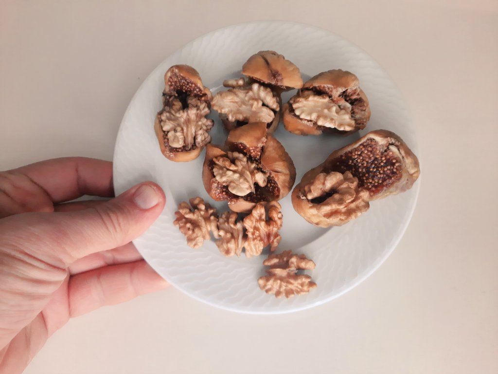 Kuru #İncir #Ceviz ile birlikte yenirse #Akciğer'i temizler.
Kronikleşmiş olsada ÖKSÜRÜĞÜ kökten bitirir.
(İbni Şerif)