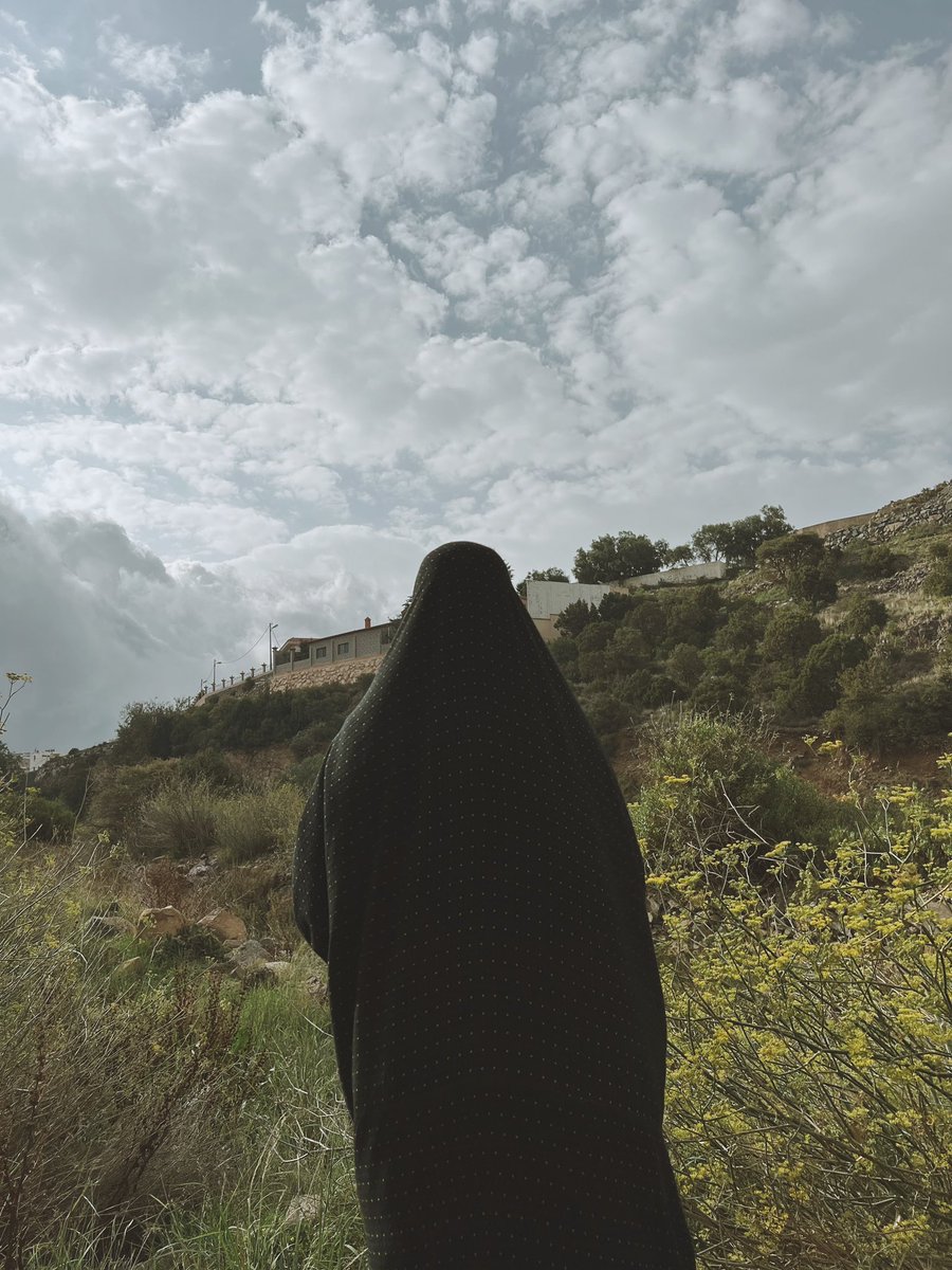 "إنني أحمل الأرض كلها على صدري ولا أرض تكفّلت بأن تحملني، فهب لي قلبًا مطمئنًا يا الله، أسيرُ به كل هذه المسافة ولا يتعبُ الركض."