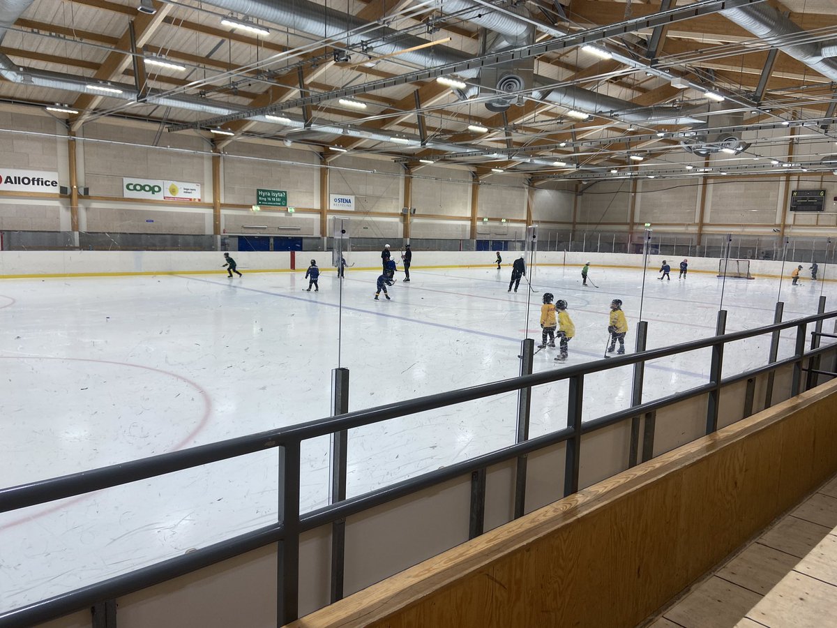 DanielLevisson's tweet photo. Så börjar resan mot NHL! Fast för de allra flesta kanske det är Vännäs, Vindeln och LN91 #hockeyskola #Björklöven #Teg #Trixa https://t.co/ufrKdDI18y