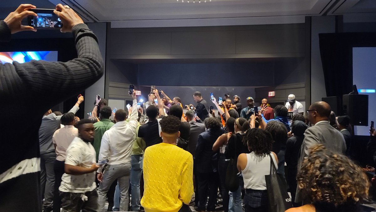 LUCollegiate100's tweet photo. Collegiate 100 Conference Day 2 was  topped off with understanding advocacy as we head into midterm elections and entertainment by AuxCord War! #C100Conf #Nextgen2022 #WeAreLU https://t.co/Qnz67gePWy