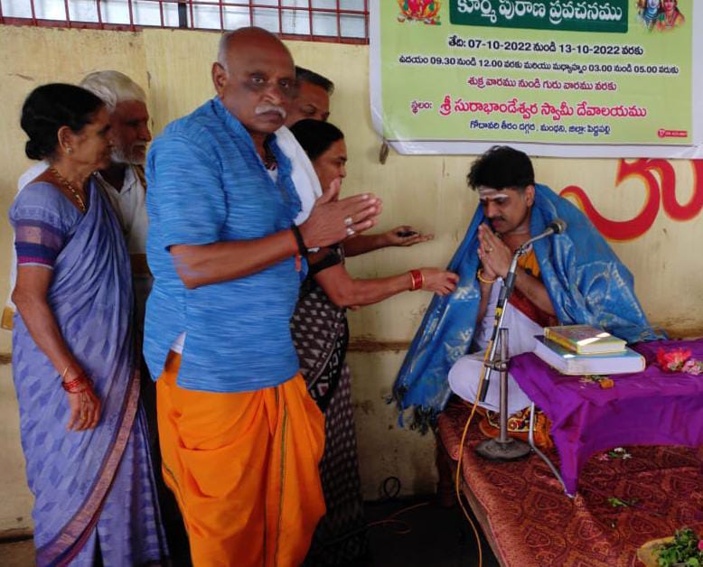 SarmaBangaraiah's tweet photo. శ్రీ బంగారయ్య గారికి ఘన  సన్మానం
కూర్మా పురాణం
శ్రీ సురాబాండేశ్వర దేవాలయం లో
 అద్భుతంగా ప్రతి ఒక్కరికి అర్థమయ్యే భాషలో ప్రవచనాన్ని వినిపిస్తున్నారు https://t.co/Hbov7UNNKb