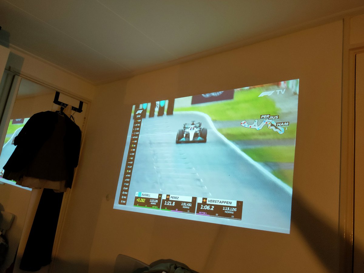 ditistanja's tweet photo. Je moet er wat voor over hebben... #f1 #vanuitbed # leve m'n beamertje https://t.co/qYLgoKQCEw