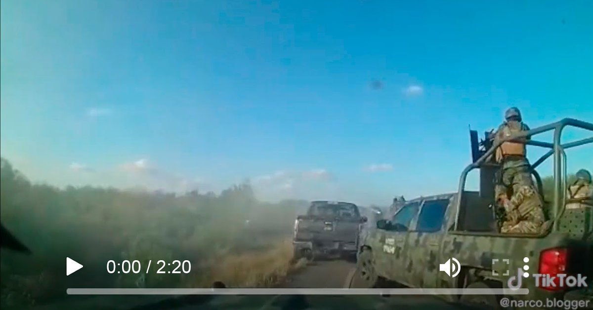 VIDEO: Camioneta artillada del Ejercito enciende a balazos a supuestos delincuentes del CDN Video 🔗 bit.ly/3EoLmNJ ..