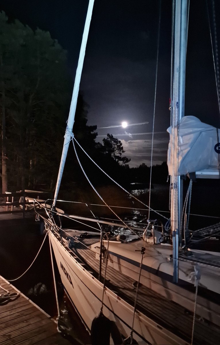 Tuulee kovaa. Ilma on lämmin. Kuutamo puolittaa pimeyden. Syksy on saapunut saaristoon.
#saaristo #veneily #syksy