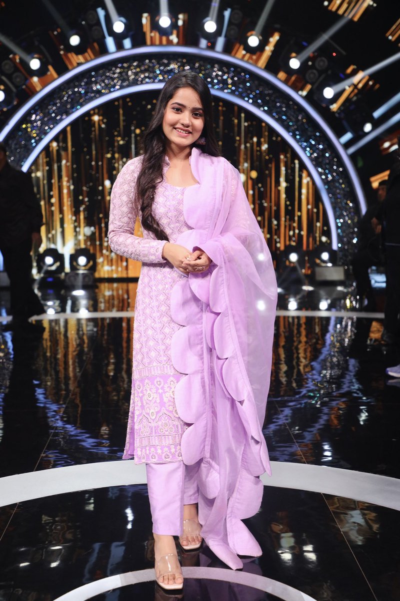 i_am_bidipta's tweet photo. Don’t miss the Golden Era Challenge episode tonight and tomorrow!!!🥰
.
Blessed to perform in front of #pyarelal sir and #anandjibhai sir 🙏🏻☺️
.
@SonyTV ❤️
.
#bidiptachakraborty #bidiptachakrabortyofficial #biduslovers #bidusloversforever #sonytv #indianidol13 #laxmikantpyarelal https://t.co/uxQF0hUq44