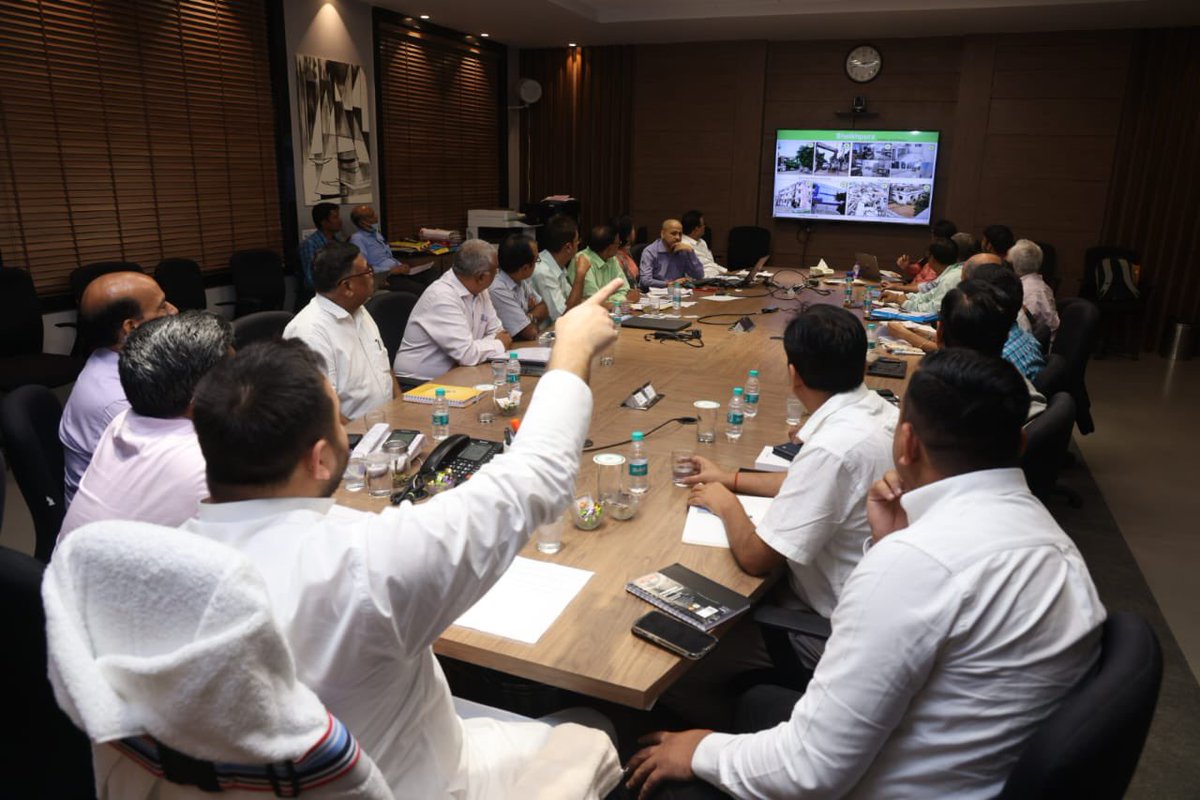 yadavtejashwi's tweet photo. कल स्वास्थ्य विभाग में “Misson 60 Days” की अद्यतन प्रगति पर समीक्षा बैठक की। स्वास्थ्य विभाग की टीम ने सभी जिला अस्पतालों का दौरा कर वहाँ की कमियों,असुविधा और अव्यवस्था को चिन्हित किया और अब उन्हें त्वरित गति से दूर करने की दिशा में ठोस कदम उठाए जा रहे है।https://t.co/cOV8JHWPmG https://t.co/24OHYRpzKM