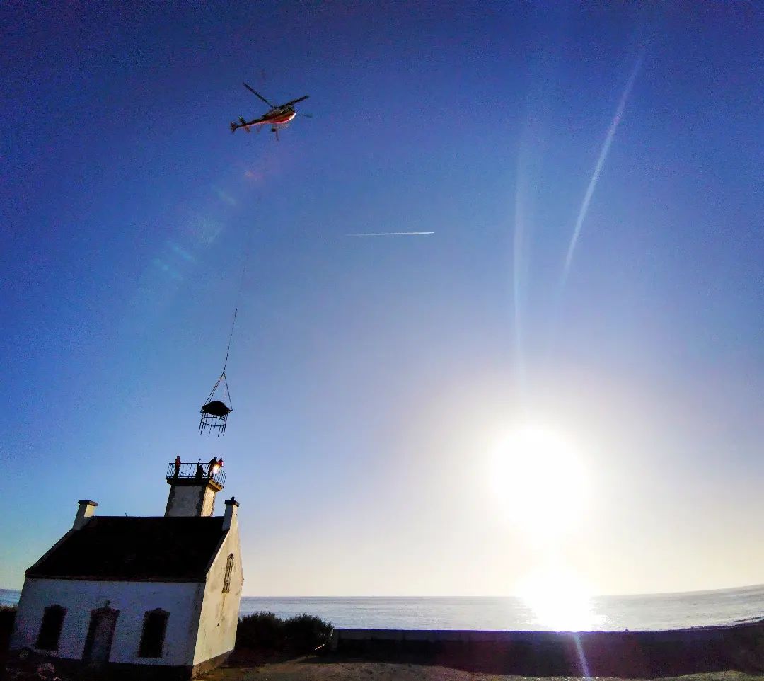 Gardien2Phare's tweet photo. La coupole du #phare de la Pointe des Chats (Île de Groix ) a été déposée pour être restaurée à la subdivision des Phares &amp; Balises de @VilledeLorient.👇

Merci à Julien Marion, qui a participé à l'opération d'héliportage, pour m'avoir permis de poster ici sa belle 📸! 🙏 https://t.co/1cYWp0HvQT