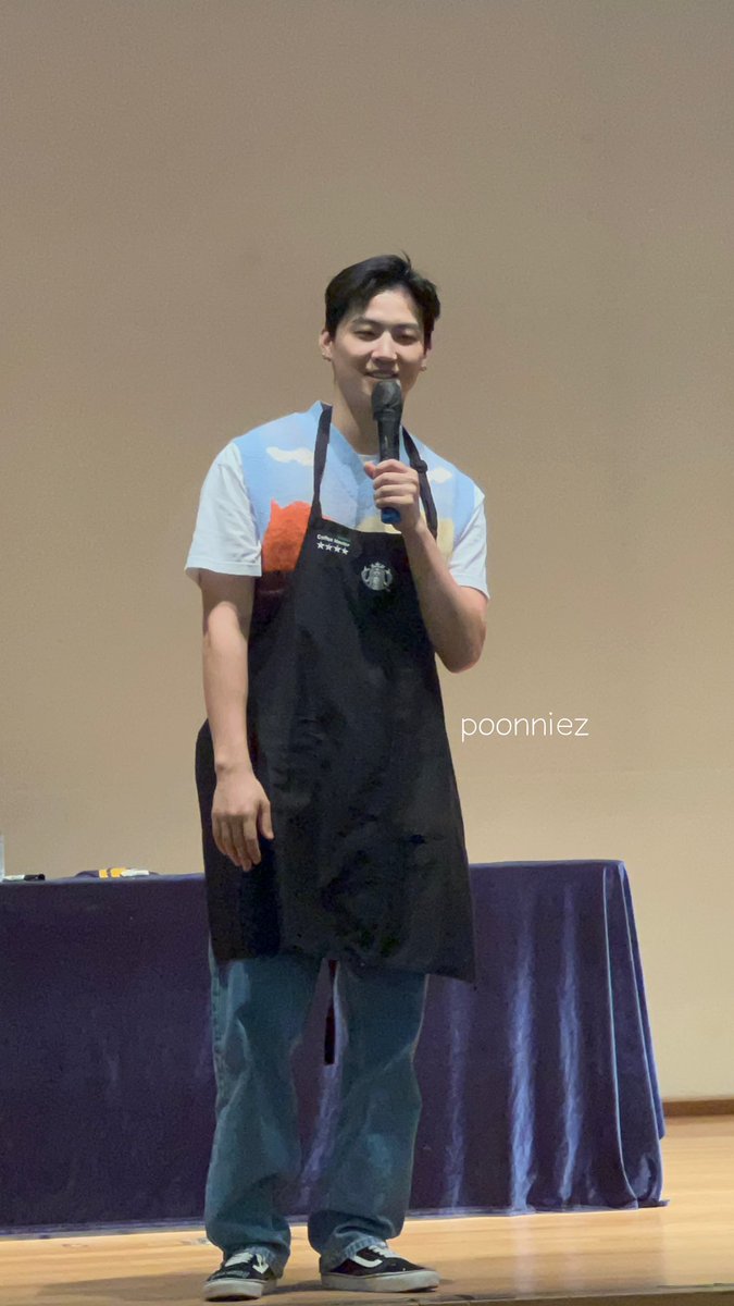 poonniez's tweet photo. DMC Fansign รับบทเป็นพนักงาน Starbucks 🤣🤣🤣 พนักงานหล่อจังอ่า 

#JAYB #제이비 @jaybnow_hr https://t.co/zddZ9SWANY