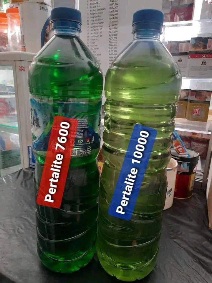 merapi_uncover's tweet photo. After the price increased to IDR 10K per liter,Pertamina Pertalite was bombarded with slanted comments that said it evaporates quickly &amp; more wasteful. Someone even tried with the RON meter test tool &amp; the result was RON 86 which Pertalite should have been RON 90|@wkwklandupdate https://t.co/CxxTmAnHiz