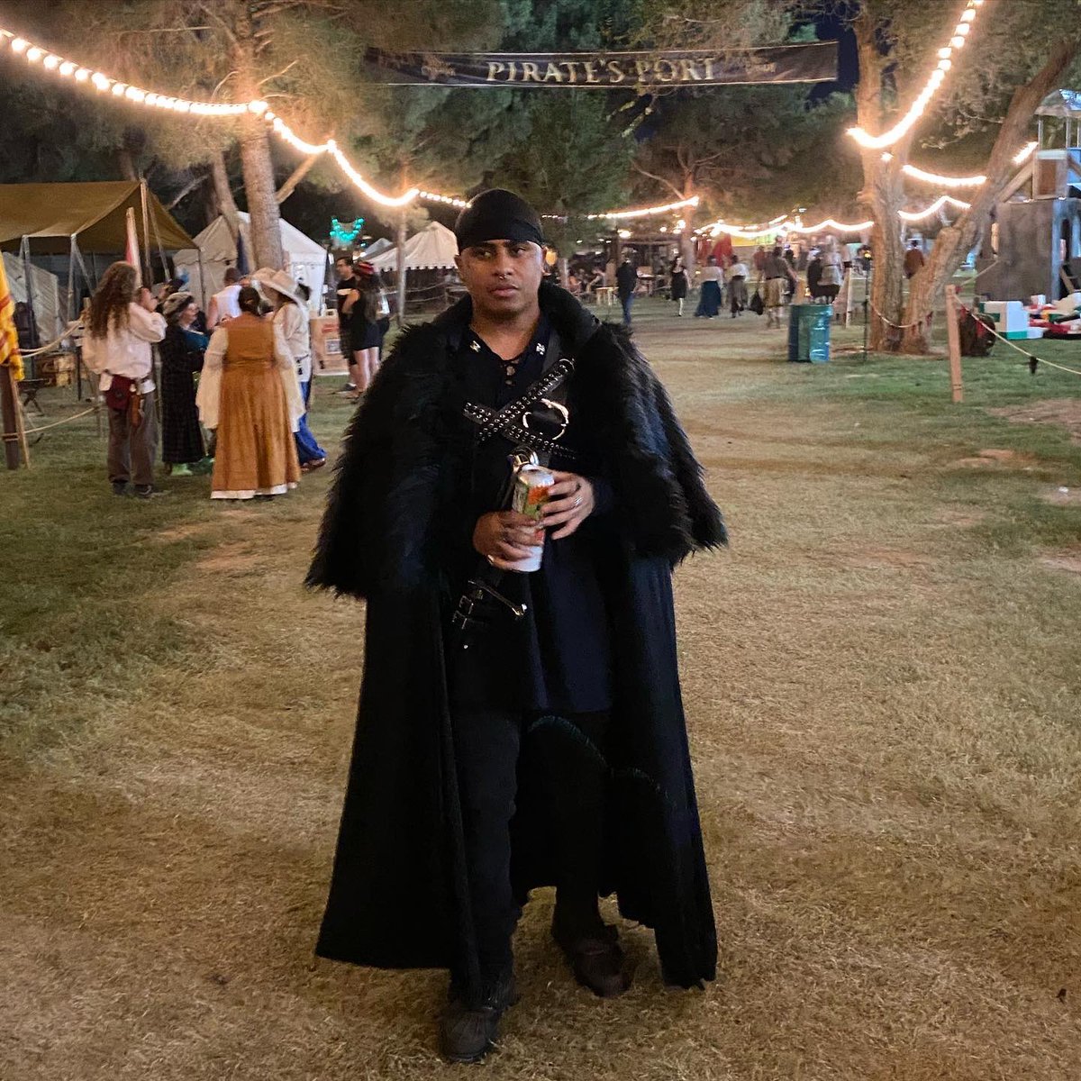 LONEWOLFPRIE's tweet photo. feeling like the black John snow in game of thrones. 🐺⚔️ https://t.co/CVBZSkLziZ