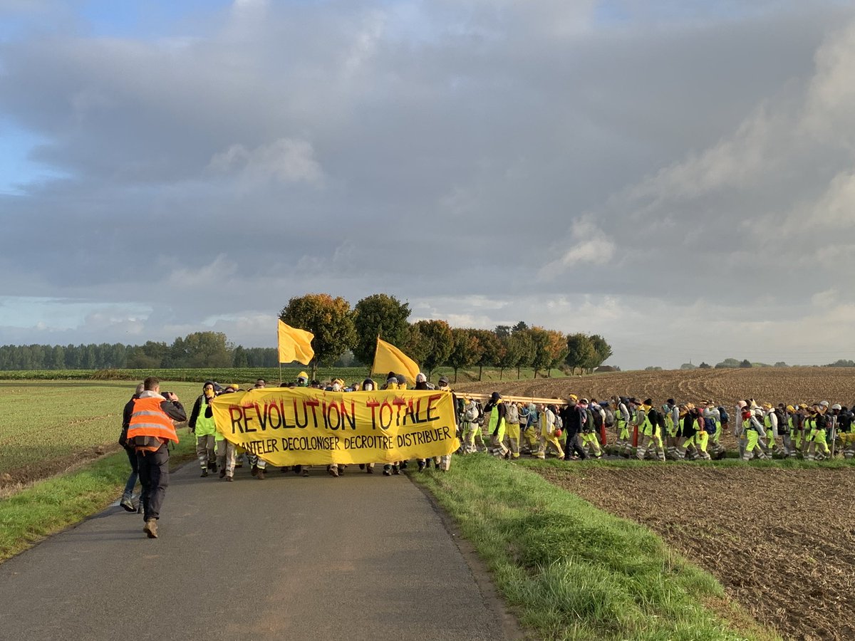 MdM_LeSoir's tweet photo. Le message des manifestants de @coderoodrouge est clair #climat https://t.co/42lLfafQEf