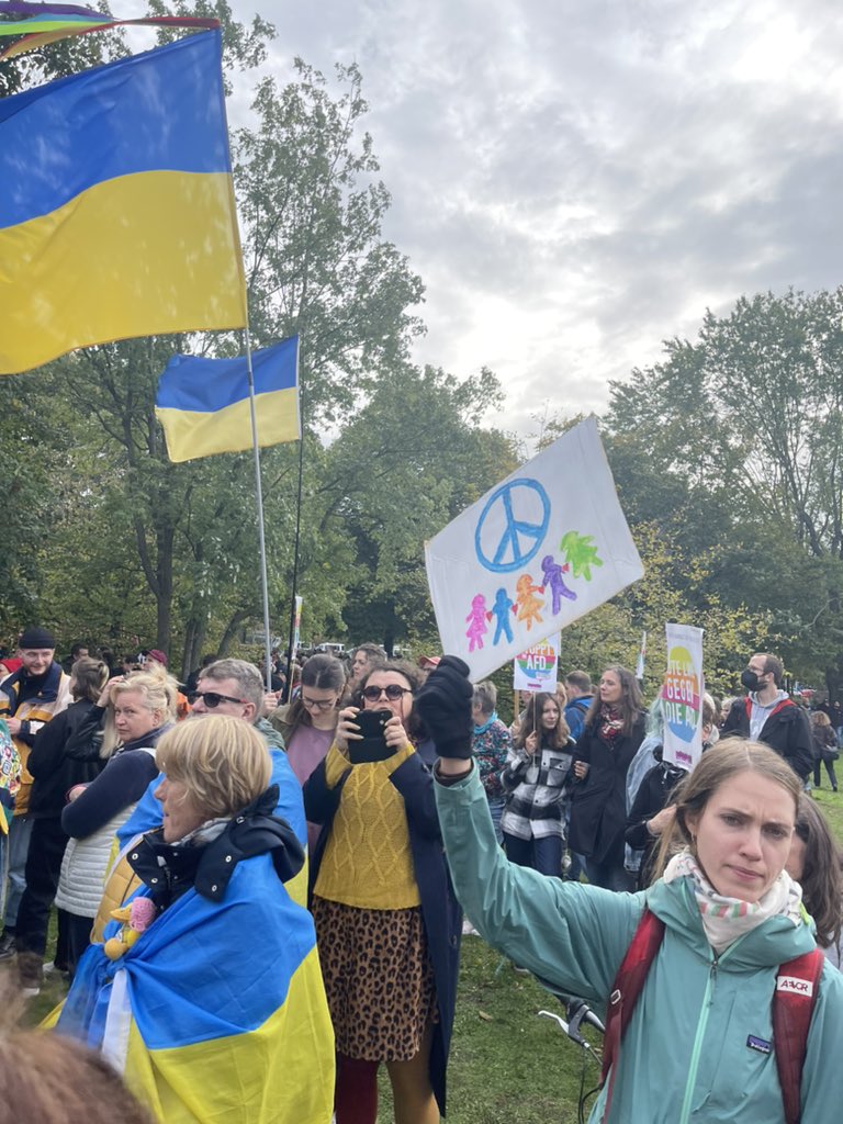DGB_Berlin_BRB's tweet photo. Wir demonstrieren heute in #Berlin für #Solidarität in der Krise und gegen gesellschaftliche Spaltung. #b0810 #echgerecht #solidarisch #NoAfD https://t.co/EAftbb1KMH