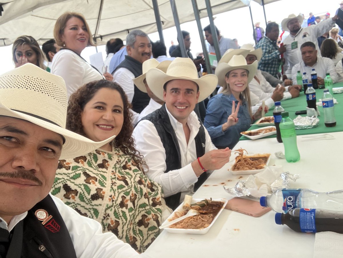 Custodiando desde el 1936,esta fecha tan importante para el agrarismo de Mexico;6 de Octubre conmemoración del 86 aniversario del reparto agrario en la Laguna.
⁦<a href="/mrikelme/">Miguel Riquelme</a>⁩ ⁦<a href="/alitomorenoc/">Alejandro Moreno</a>⁩ ⁦<a href="/rigofuentes/">RodRigo Fuentes Ávila</a>⁩ ⁦<a href="/LetyBarreraM/">Leticia Barrera</a>⁩ ⁦<a href="/CNCCoahuila/">CNC Coahuila</a>⁩